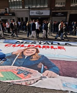 Pancarta contra Catalá en la mascletà: aficionados del Valencia CF trasladan la guerra contra Lim al corazón de las Fallas 3 HCVXc9lXUAAgHjw