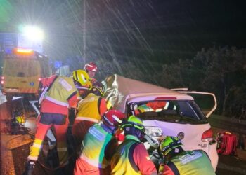 Los Bomberos excarcelan a una persona tras un violento choque en la A-7 entre un camión y un turismo
