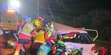 Los Bomberos excarcelan a una persona tras un violento choque en la A-7 entre un camión y un turismo