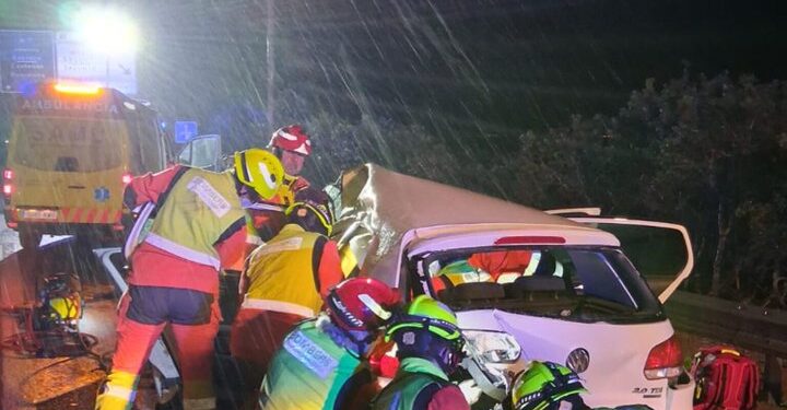 Los Bomberos excarcelan a una persona tras un violento choque en la A-7 entre un camión y un turismo