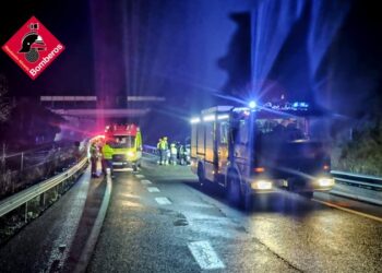 Rescate crítico en la N-340: Los bomberos excarcelan a un conductor tras un accidente en Cocentaina