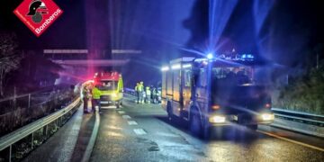 Rescate crítico en la N-340: Los bomberos excarcelan a un conductor tras un accidente en Cocentaina