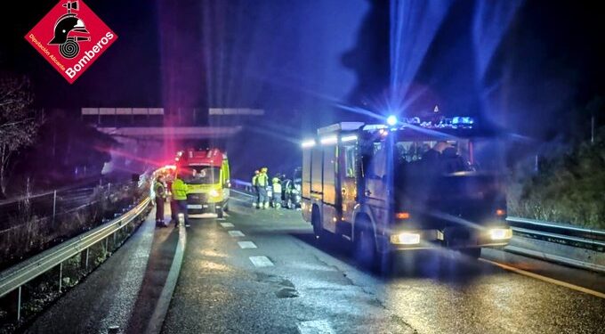 Rescate crítico en la N-340: Los bomberos excarcelan a un conductor tras un accidente en Cocentaina