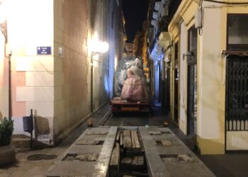 Una góndola de transporte de la Falla del Pilar derriba una farola en Guillem de Castro