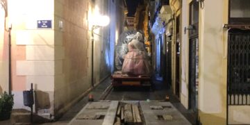 Una góndola de transporte de la Falla del Pilar derriba una farola en Guillem de Castro