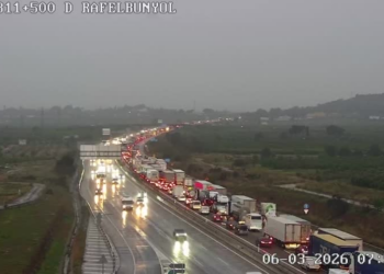 Colapso de la A-7 por un socavón crítico agrava el caos circulatorio en el área metropolitana de Valencia