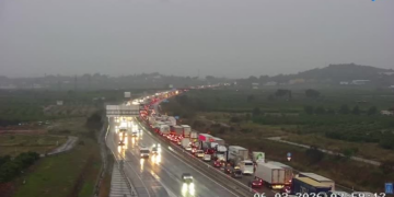 Colapso de la A-7 por un socavón crítico agrava el caos circulatorio en el área metropolitana de Valencia