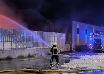 Un incendio de grandes proporciones devasta una empresa de suministros eléctricos en Benicarló