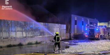 Un incendio de grandes proporciones devasta una empresa de suministros eléctricos en Benicarló
