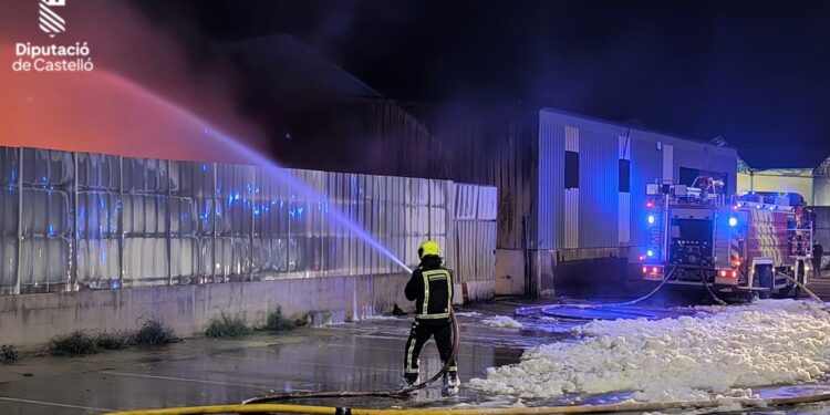 Un incendio de grandes proporciones devasta una empresa de suministros eléctricos en Benicarló 1 Un incendio de grandes proporciones devasta una empresa de suministros eléctricos en Benicarló