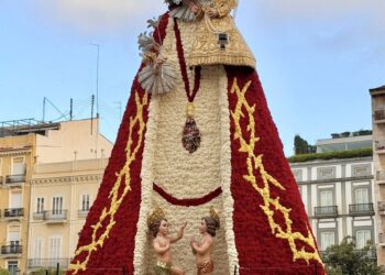 El manto de la Ofrena a por el guiness como manto floral más grande del mundo
