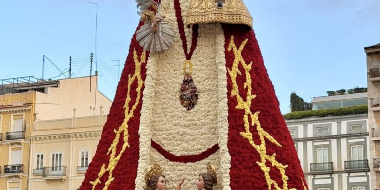 El manto de la Ofrena a por el guiness como manto floral más grande del mundo