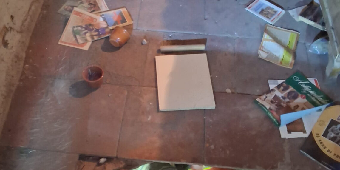 El suelo de una vivienda se desploma en Serra y atrapa a una mujer en un sótano oculto