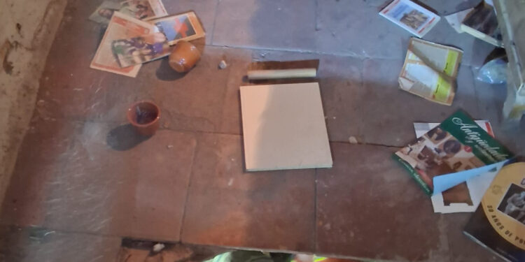 El suelo de una vivienda se desploma en Serra y atrapa a una mujer en un sótano oculto 1 El suelo de una vivienda se desploma en Serra y atrapa a una mujer en un sótano oculto