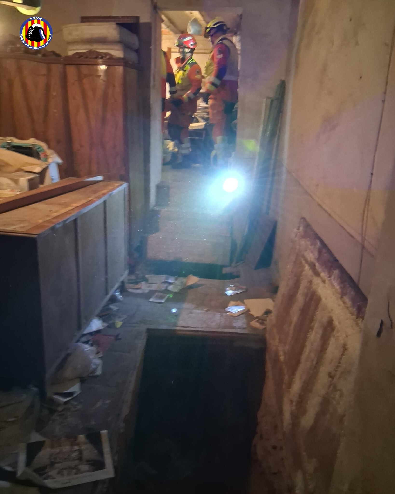 El suelo de una vivienda se desploma en Serra y atrapa a una mujer en un sótano oculto 2 HD6 2WaWgAAyy0I