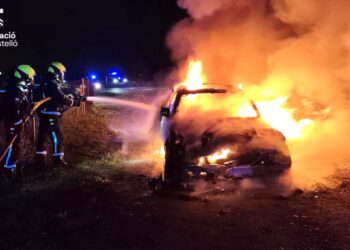 Los Bomberos de la Plana Baixa sofocan el espectacular incendio de un vehículo en la CV-18 a su paso por Nules