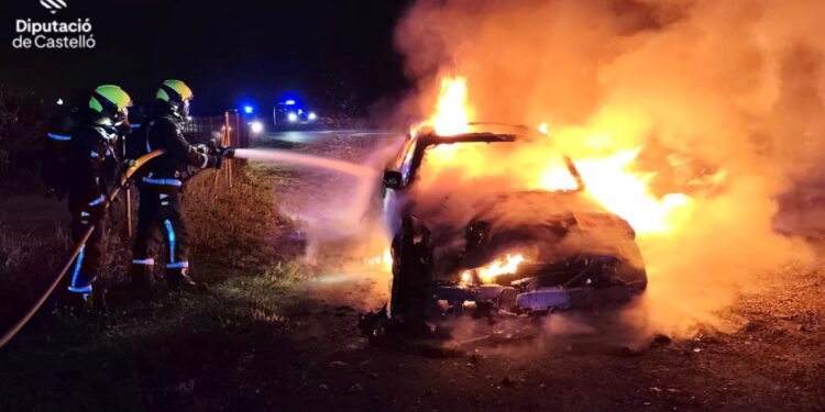 Los Bomberos de la Plana Baixa sofocan el espectacular incendio de un vehículo en la CV-18 a su paso por Nules 1 Los Bomberos de la Plana Baixa sofocan el espectacular incendio de un vehículo en la CV-18 a su paso por Nules