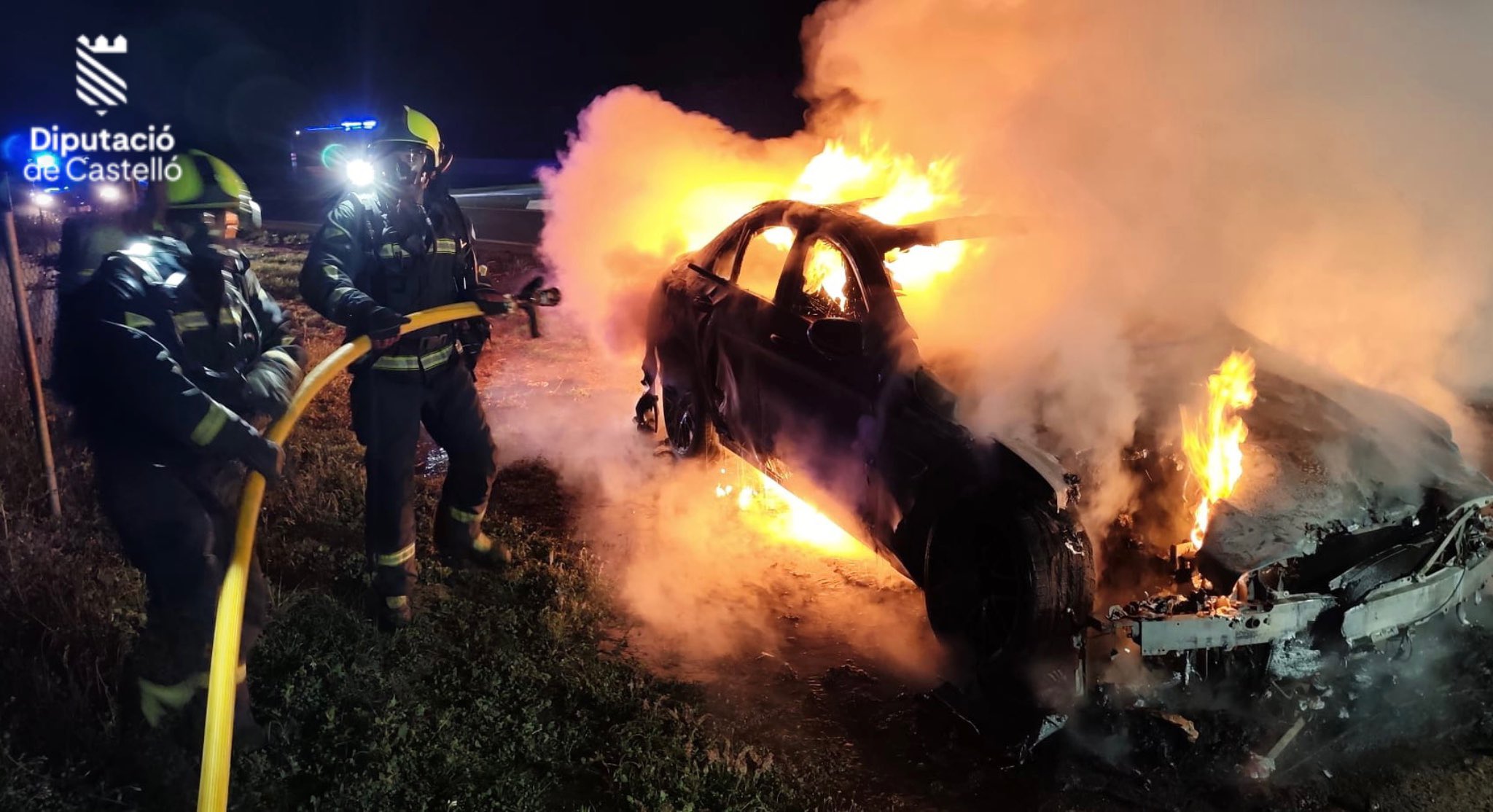 Los Bomberos de la Plana Baixa sofocan el espectacular incendio de un vehículo en la CV-18 a su paso por Nules 2 HD7PPSXW8AAIwCD