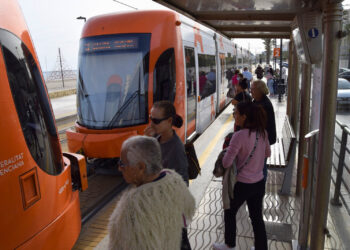 Interrumpida la circulación de la L2 del Tram de Alicante por un accidente de un autobús