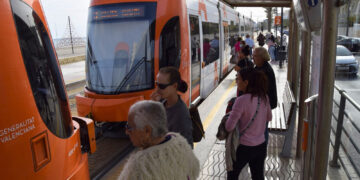 Interrumpida la circulación de la L2 del Tram de Alicante por un accidente de un autobús