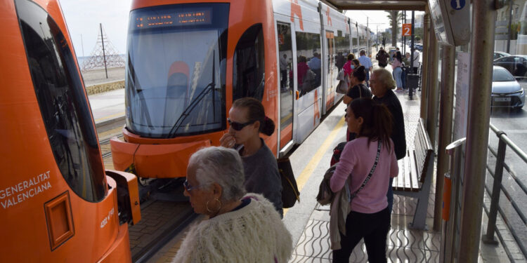 Interrumpida la circulación de la L2 del Tram de Alicante por un accidente de un autobús 1 Interrumpida la circulación de la L2 del Tram de Alicante por un accidente de un autobús