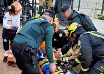 Rescate de alto riesgo en La Vall d'Uixó: un operario herido tras caer de un andamio