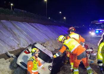 Rescate de madrugada en Catarroja: Una mujer queda atrapada tras caer con su coche al barranco del Poyo