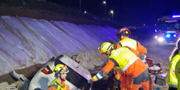 Rescate de madrugada en Catarroja: Una mujer queda atrapada tras caer con su coche al barranco del Poyo