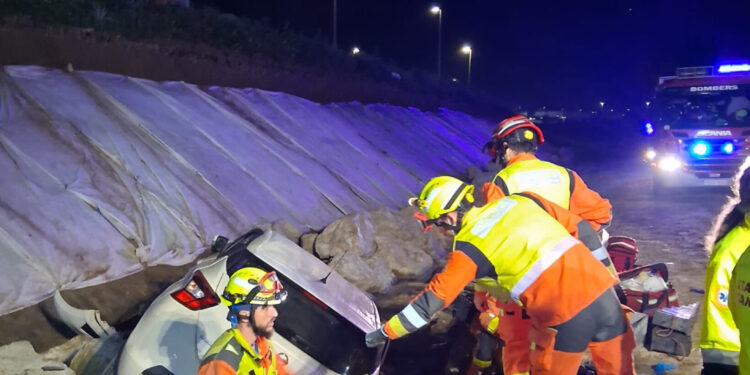 Rescate de madrugada en Catarroja: Una mujer queda atrapada tras caer con su coche al barranco del Poyo