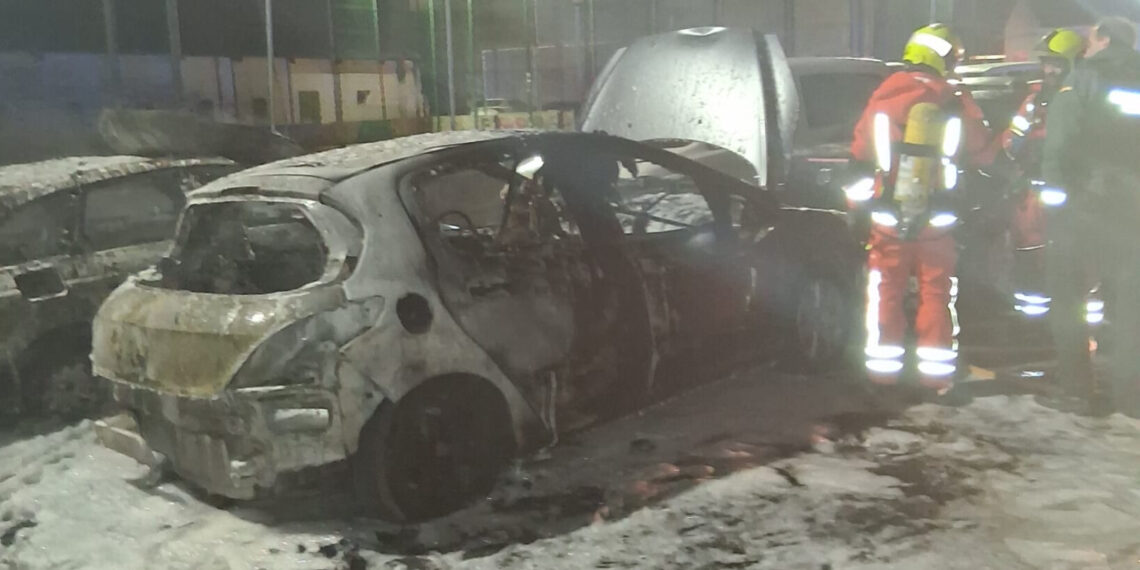 Un incendio calcina 4 vehículos en un aparcamiento en Sueca