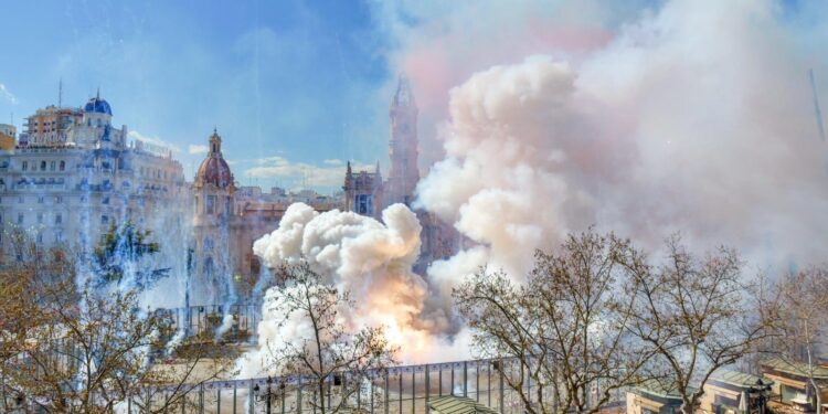 Pirotecnia Vulcano conquista el corazón de Valencia con su innovadora "Atmósfera Sonora"