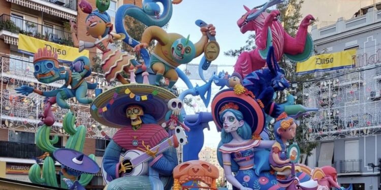La Falla Cuba-Literato Azorín denuncia que su falla no coincide con el proyecto original
