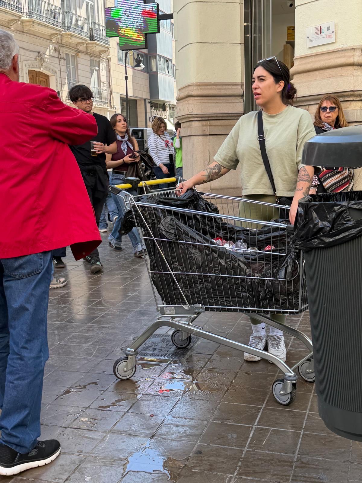 La hostelería del centro hace un balance de fallas negativo y lo achaca al exceso de puestos en la calle 6 HDiR7pWWUAAXJLb