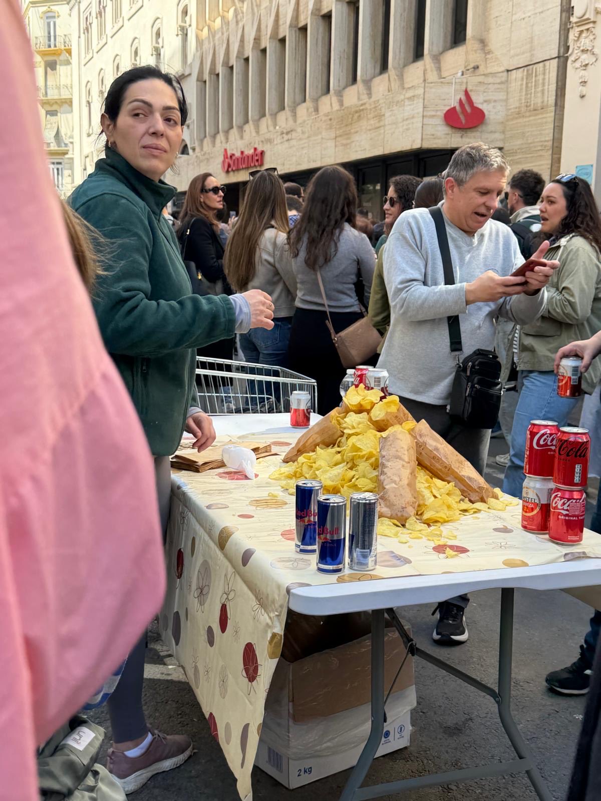 La hostelería del centro hace un balance de fallas negativo y lo achaca al exceso de puestos en la calle 7 Los comercios del centro denuncian la permisividad con la venta ilegal en el centro