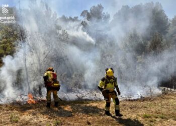 El incendio de Navajas entra en fase de estabilización tras una intensa lucha contra el fuego