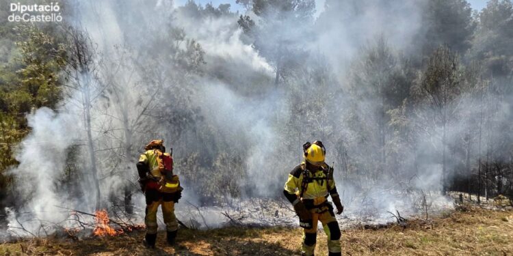 El incendio de Navajas entra en fase de estabilización tras una intensa lucha contra el fuego