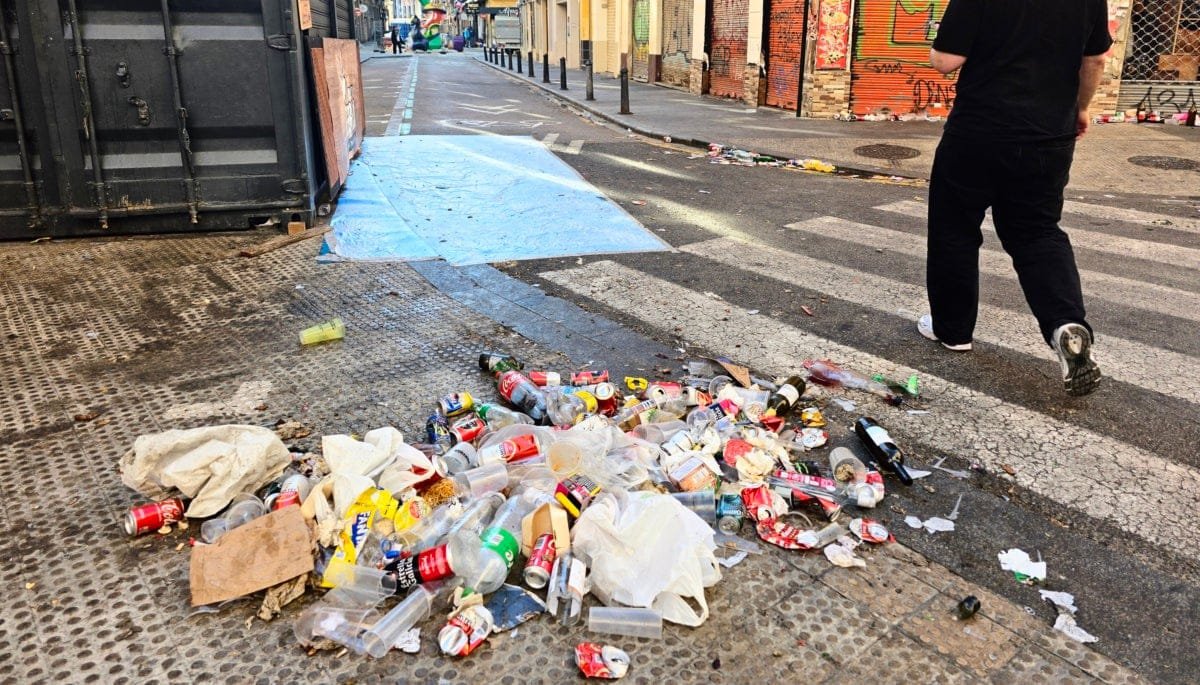 2.150 toneladas de cenizas, madera y arena retiradas en la Nit de la Cremà de Valéncia 6 HDy8dnhWkAA9RrY