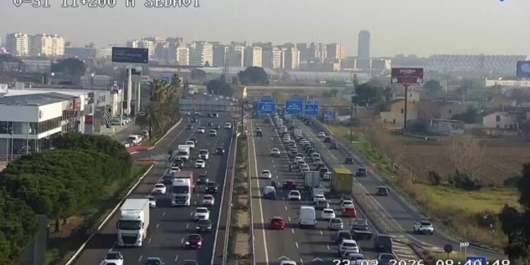 Lunes de retenciones en las carreteras valencianas: Los accidentes y las obras colapsan los principales accesos