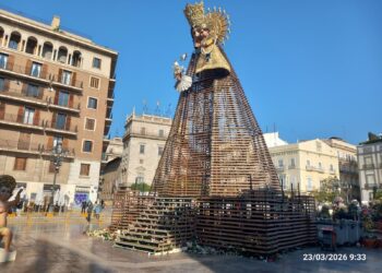 Valencia acelera el desmontaje: el manto de la #Ofrena26 ya es historia