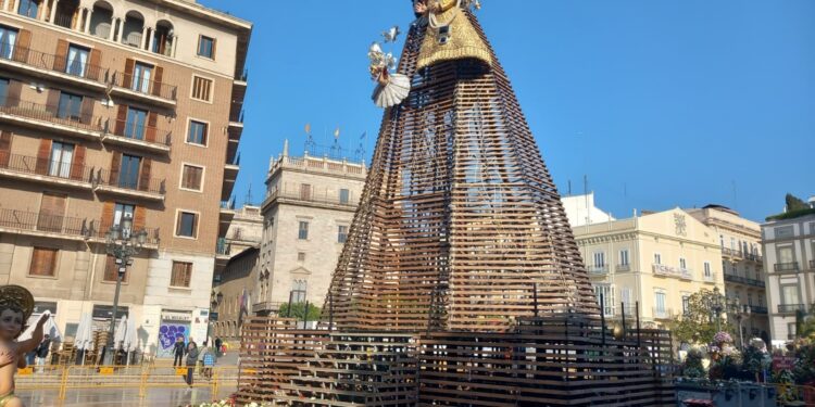 Valencia acelera el desmontaje: el manto de la #Ofrena26 ya es historia 1 Valencia acelera el desmontaje: el manto de la #Ofrena26 ya es historia