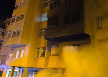 Un incendio de contenedores de madrugada moviliza a los bomberos en Alcoy