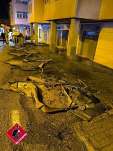 Un incendio de contenedores de madrugada moviliza a los bomberos en Alcoy 2 HEQJDjBaAAA1cal