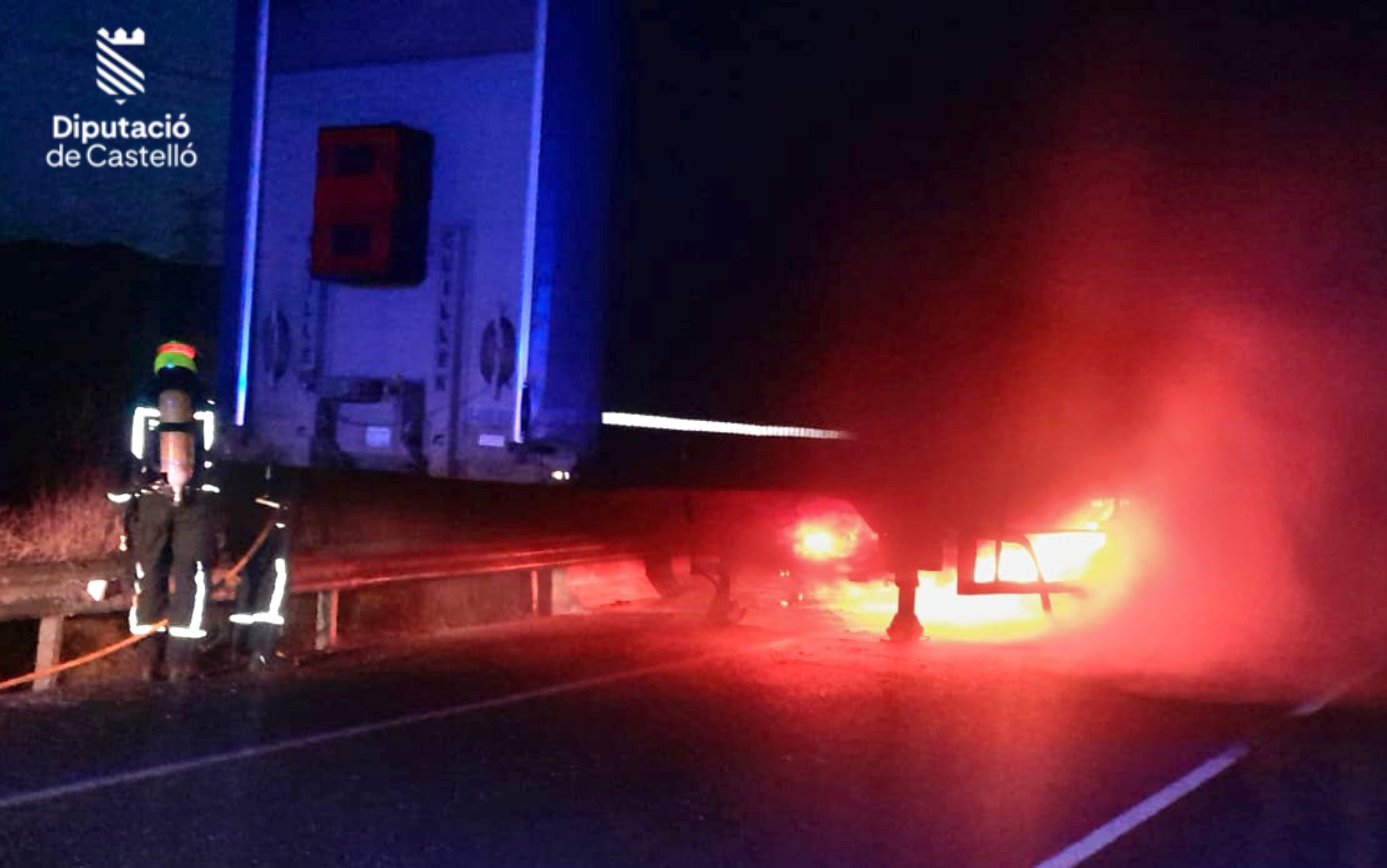 Controlado y extinguido el aparatoso incendio de un camión en la N-340 a su paso por Cabanes 2 HEfGPr6WIAANEnJ