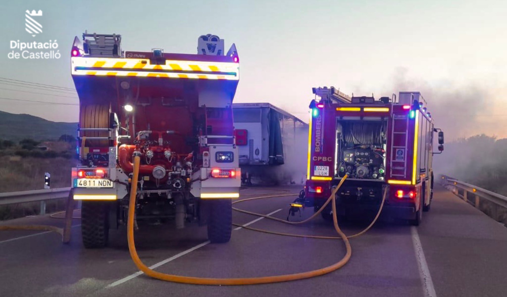 Controlado y extinguido el aparatoso incendio de un camión en la N-340 a su paso por Cabanes 3 HEfGPrnWcAAgsFn