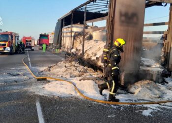 Controlado y extinguido el aparatoso incendio de un camión en la N-340 a su paso por Cabanes