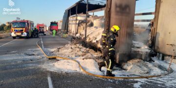 Controlado y extinguido el aparatoso incendio de un camión en la N-340 a su paso por Cabanes