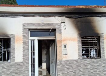 Los Bomberos de Alzira rescatan a un bebé tras un incendio en una vivienda de Algemesí