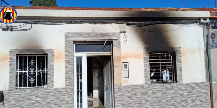 Los Bomberos de Alzira rescatan a un bebé tras un incendio en una vivienda de Algemesí