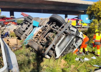 Tragedia en la V-31: Fallece el conductor de un camión tras una salida de vía en Silla