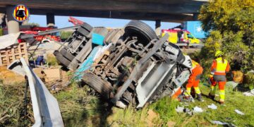 Tragedia en la V-31: Fallece el conductor de un camión tras una salida de vía en Silla